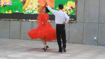 交谊舞中三，女士旋转起来很漂亮，中老年娱乐活动，音乐血色浪漫