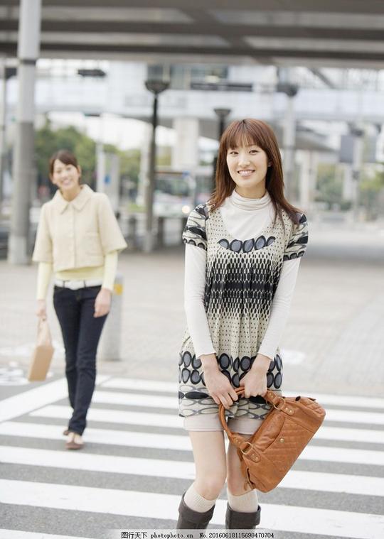 逛街的开心女孩图片
