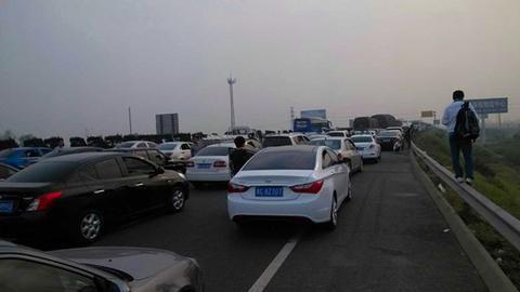 高速路堵车现场