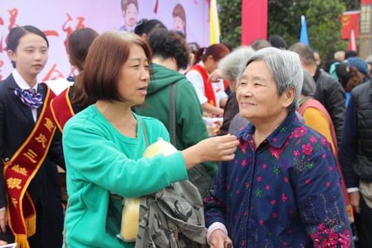 练太极,做理疗,套圈集礼品重庆市第一社会福利院为老人庆重阳