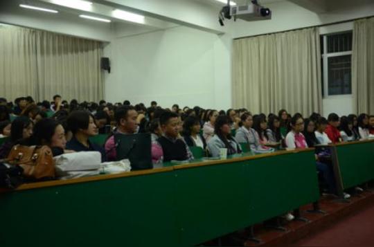 秦岭红茶创始人丁云亮学长分享了他的创业经验.他寄语学生要学好自