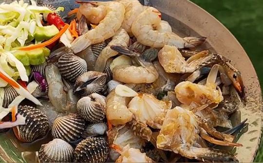 国外美食:夜市里的生鲜虾和带黄兰花蟹吃上一口甜咸鲜。鲜味十足。配上酸辣海鲜酱。鲜美无比
