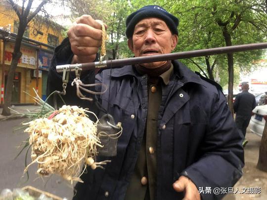 山西农村70岁老大爷这几天找到赚钱的门道一早上辛苦点赚三五百