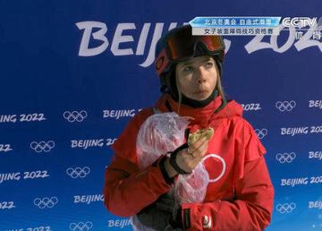 谷爱凌爱吃馅饼被CUE可爱图片