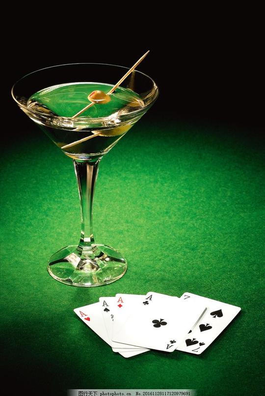 扑克牌与鸡尾酒扑克牌与鸡尾酒图片素材休闲娱乐赌博高脚杯