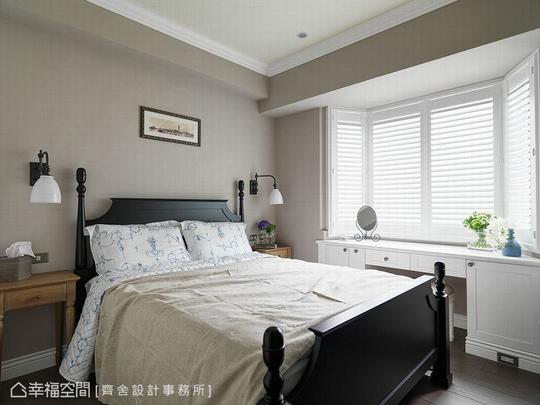 以浅灰色打底的主卧室,利用八角窗打造阅读区,天光筛过百页的恬静