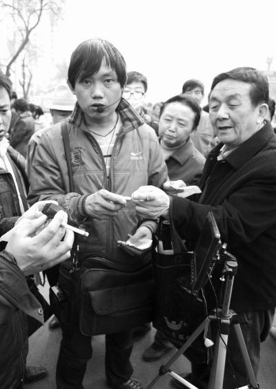 骗子街头兜售高科技退休老人当众拆穿