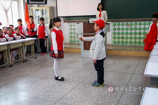 做诚信立身,友善待人的实验好少年
