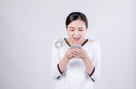 职业女性看手机惊讶棚拍图片素材_免费下载_