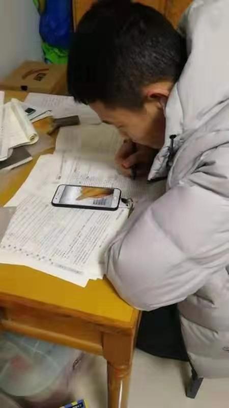 图为:教师在线授课,学生认真学习