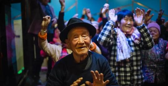 乡村蹦迪老人团:600种孤独，不如一起跳舞