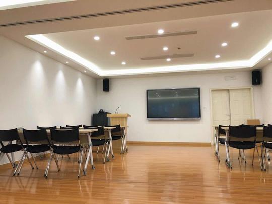 图书馆四楼为信息共享空间,分为数字媒体阅读区,学习阅读区,大小研讨