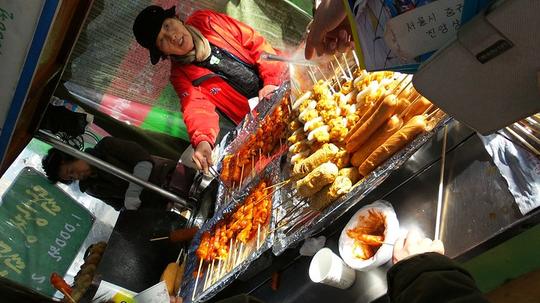 学校门口的小吃摊,炸鸡串(阿姨手正下方)超好吃,但是之后胃不好一直