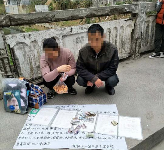 百色:一对夫妻街头乞讨行骗被交巡警识破当场擒获