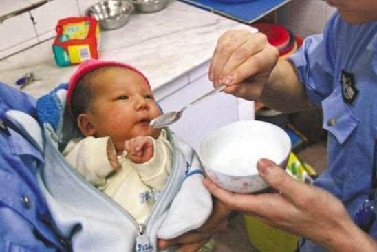 新生儿第一口先吃母乳还是先喝水