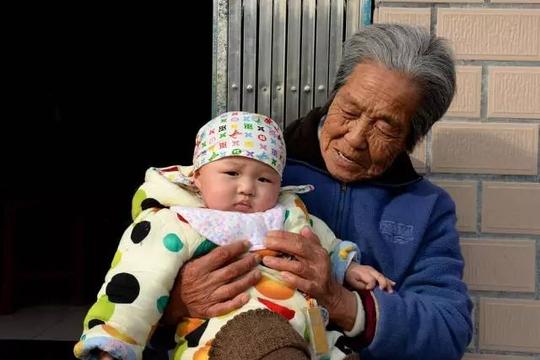 看2017年人贩子骗术又升级了拐小孩我们有的是招