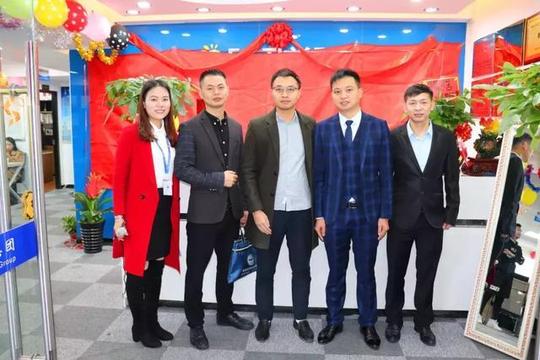 与湖南大学mba创业协会会长喻建行合影
