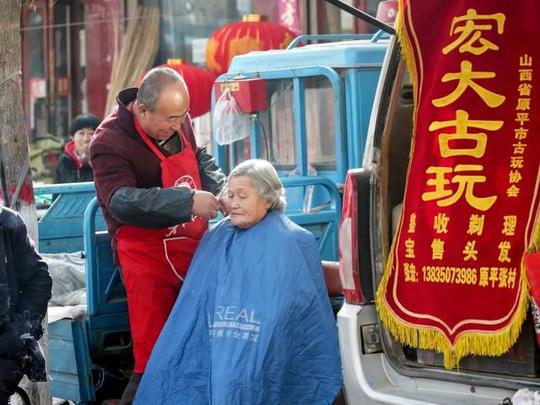 《有钱没钱,理发过年》