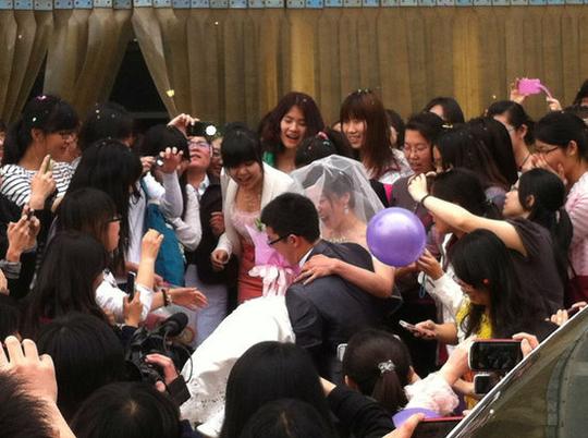 组图：大学生毕业前结婚男女换装恶搞