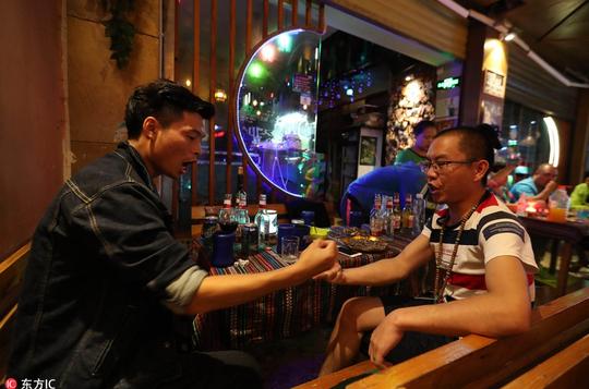 80后小伙开酒吧月入三万拼命喝酒赚回头客