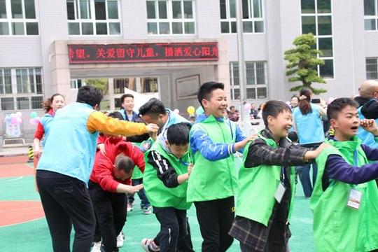 野人谷学校开展留守儿童爱心捐赠活动_房县新闻网
