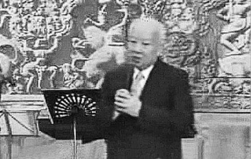 西哈努克在高声歌唱视频截图