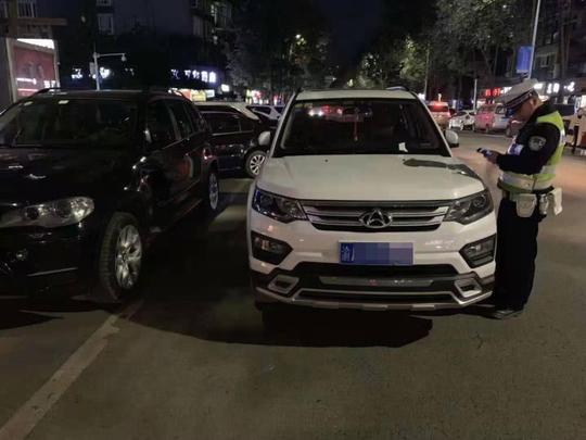 民警立即前去查看,发现车窗上贴有一张"罚单",让人哭笑不得的是这张"