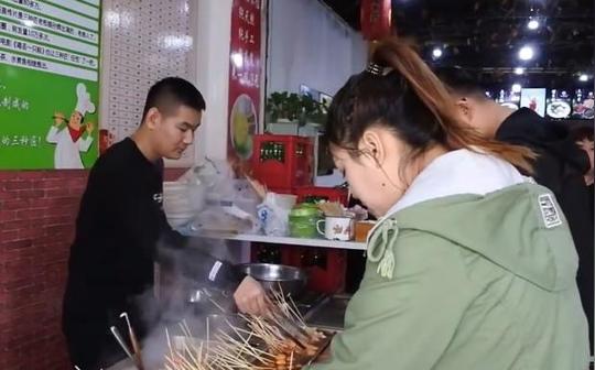 夫妻俩负债20万去创业靠卖麻辣烫还完欠债并买2套房