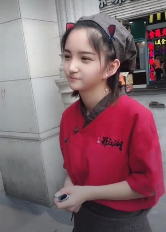 最美“服务员”火遍全网，颜值不输温婉，网友：美到无法呼吸！