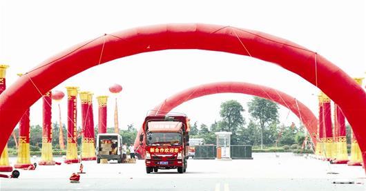 福建人林作华,在长虹食品城做了17年副食批发生意,50平米的小店