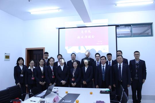 座谈会后,师生合影留念,并参观了商学院创业实训中心,呼叫中心,银行
