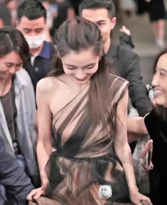杨颖“薄衫裙”走红毯，堪称“遮肉神器”，没好身材hold不住
