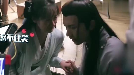 琉璃幕后花絮，成毅醉酒拍戏，看到袁冰妍竟然唱起了歌!