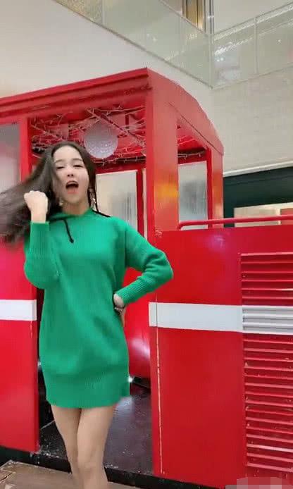 抖音小姐姐跳舞走红，大长腿吸睛无数，网友:恋爱的感觉!