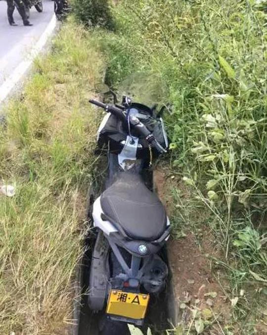 都说城市套路深,奈何农村路滑摩托车容翻沟!