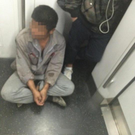 北京农民工怕弄脏地铁座位坐在地上