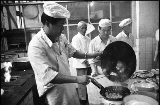 1984年成都的川菜馆，顾客盈门生意兴隆