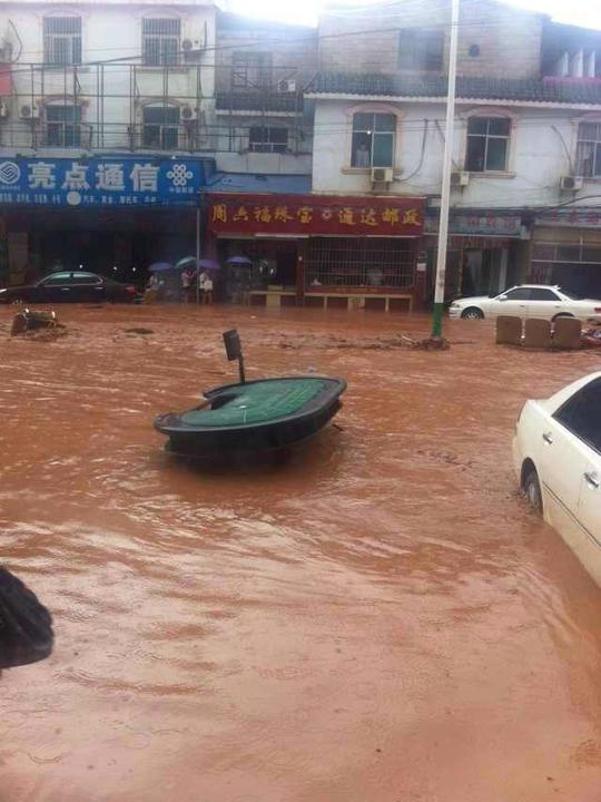 缅甸果敢老街连下两天大雨永鑫娱乐城被水淹赌场员工被困用挖掘机送出