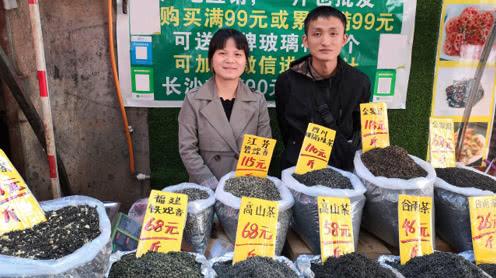 90后创业夫妻，菜市场摆摊卖茶叶，月入6000元，人品好回头客多