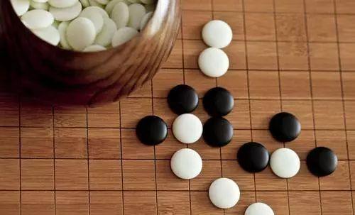 纵指锋芒小小棋局,却蕴含无限哲理既有一子定乾坤的刺激围棋下午