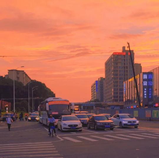 夕阳落日景色背景图〖微信朋友圈背景图〗一句文案：今天教大家一非常实用的生活技巧：先迈左脚，再迈右脚，就可以走路了下次教大家怎么呼吸