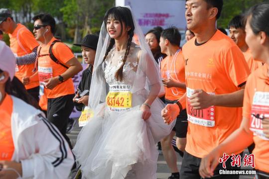 妻子创业挣钱嫌老公拖后腿抱怨似“怨妇”