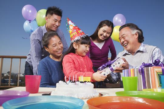 给女孩过生日的一家人图片素材(编号:201305