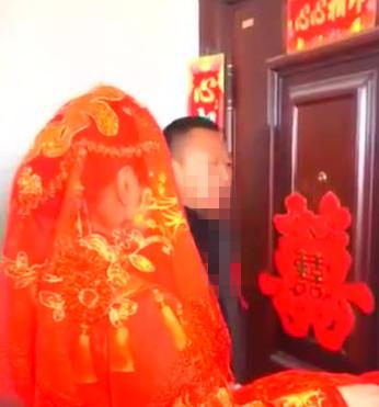 结婚当天新娘被拒之门外,婆婆不开门,得知真相后都夸