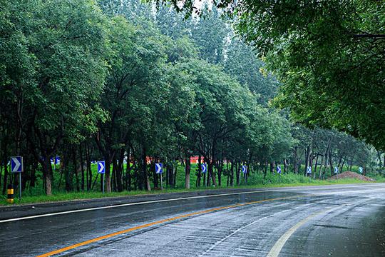 北京永定河左堤路,雨后路面