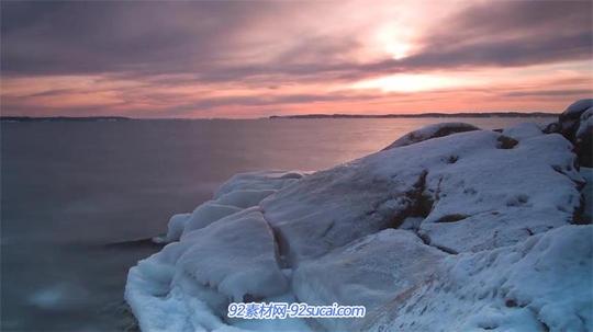 唯美日出日落寒冷天气雪地景色淡红天空特写高清视频延时拍摄