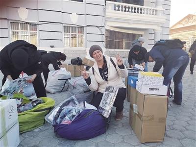 她说:"我来这里做生意已经5年了,主要经营蜂蜜,面包,饼干和糖果等俄罗