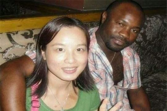 女子和黑人结婚,新婚当晚女子意外去世,出原因家人无法接受