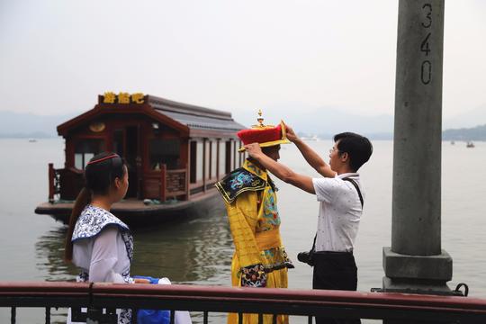 农村夫妇游西湖扮乾隆香妃拍照,有人偷笑调侃有人表示