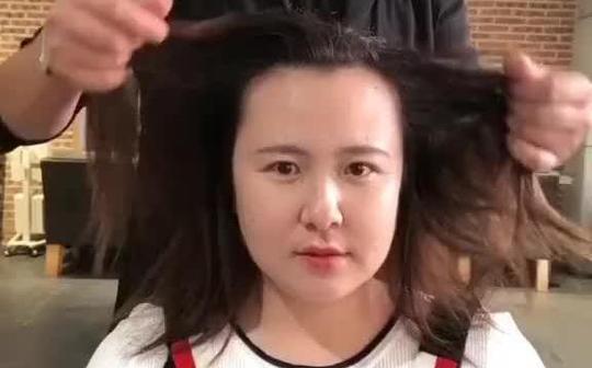 改变自己剪短的刘海，发质受损严重，想烫卷的圆脸女生